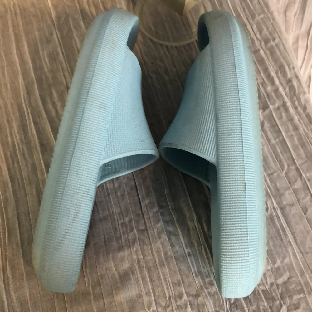 CLOUD SLIDES light blue size 6 water shoes sandals casual summer shoes